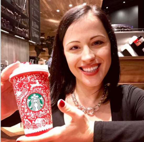 Українська художниця Анна Буччіареллі зі стаканчиком Starbucks, який створений за її дизайном.