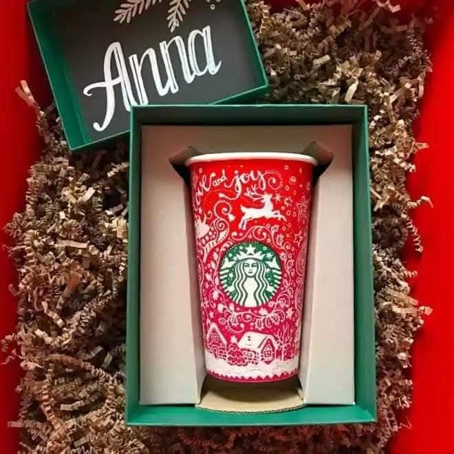 Дизайнерський стаканчики кав’ярені Starbucks. Дизайнер Анна Буччіареллі.