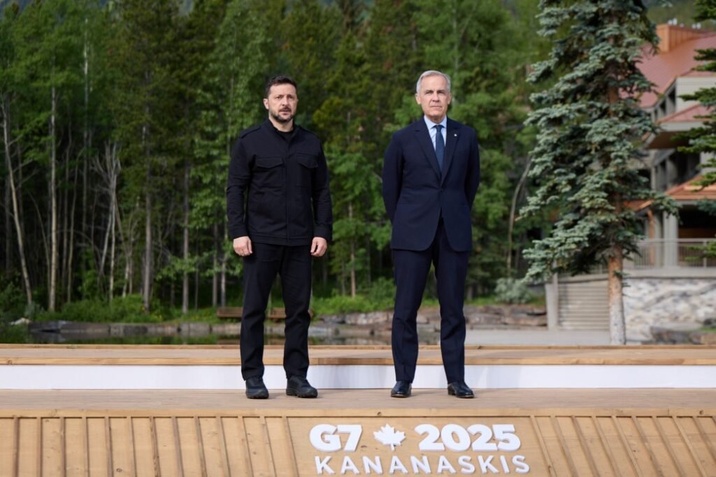 Президент України Володимир Зеленський та Прем'єр-міністр Канади Марк Карні під час спільної заяви для преси після зустрічі на полях саміту G7 у Кананаскісі, Канада, 17 червня 2025 року. Лідери обговорили посилення підтримки України та запровадження нових санкцій проти РФ.