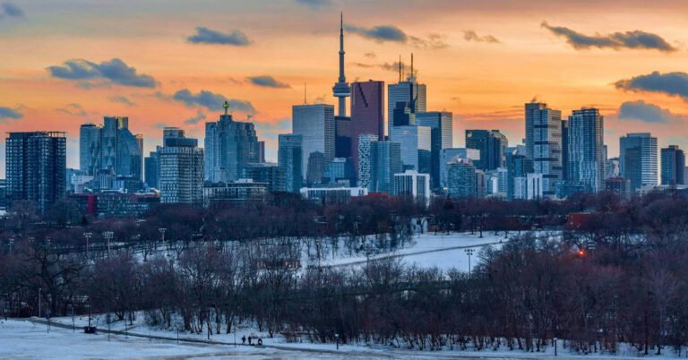 Найпопулярніші санчатні гірки Торонто в парку Riverdale Park East з видом на даунтаун.