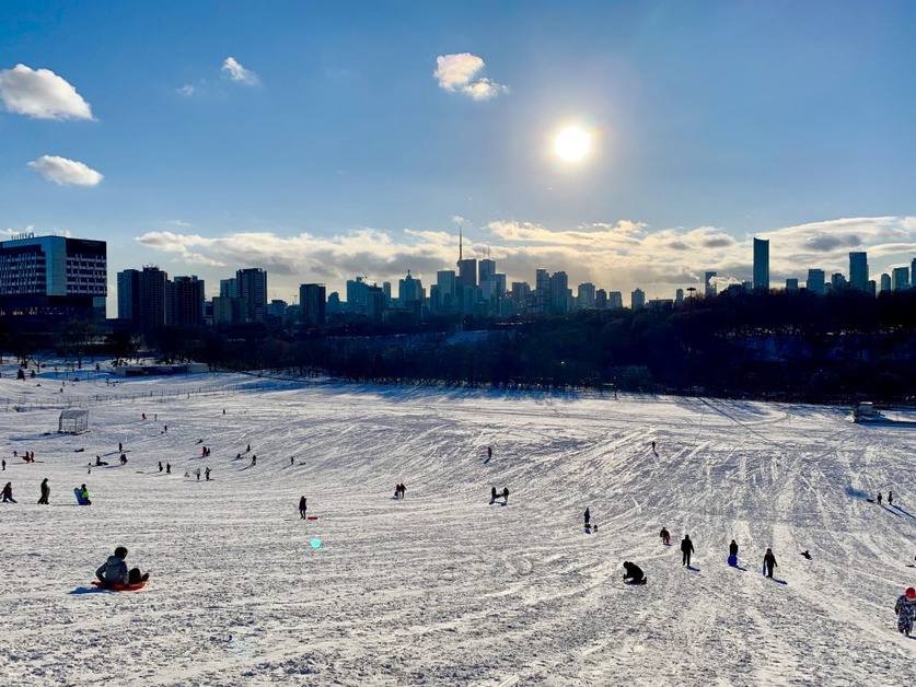Жителі Торонто катаються на санчатах у Riverdale Park East, сучасний вигляд.