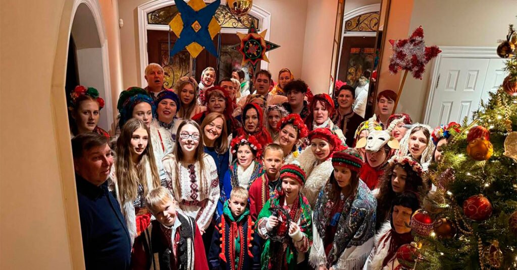 Велика група учнів, вчителів та батьків «Нової Школи» у Канаді в традиційних українських строях під час акції Коляда для ЗСУ.
