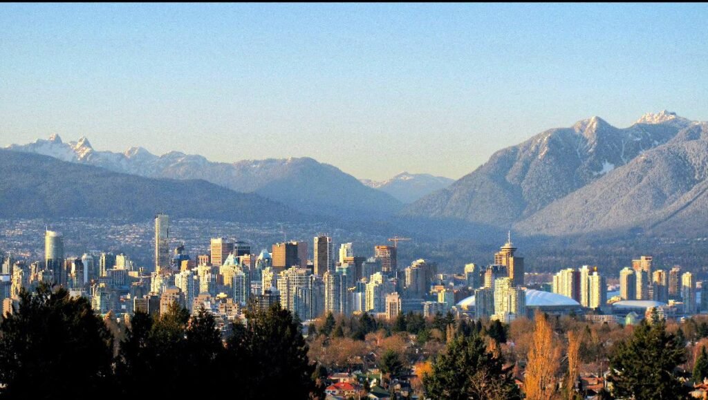 Вид на хмарочоси Ванкувера на фоні засніжених гірських вершин.