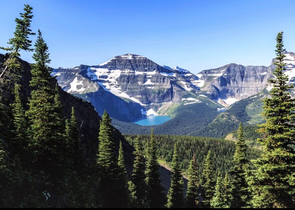 Гірське озеро та готель у національному парку Вотертон-Лейкс.