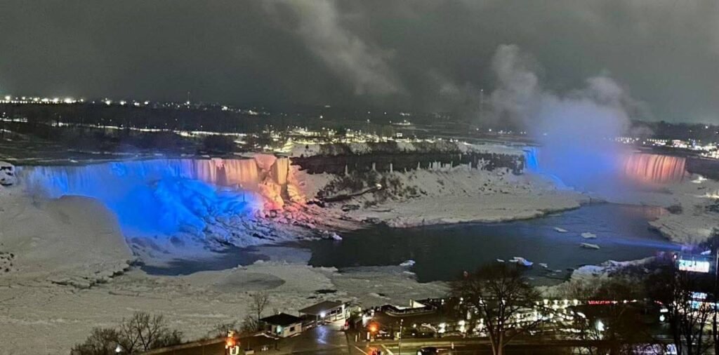 Ніагарський водоспад підсвічений у синьо-жовтих кольорах на підтримку України