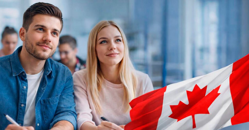 Студенти в класі вивчають англійську мову &mdash; підтримка новоприбулих від CUIAS Immigrant Services.