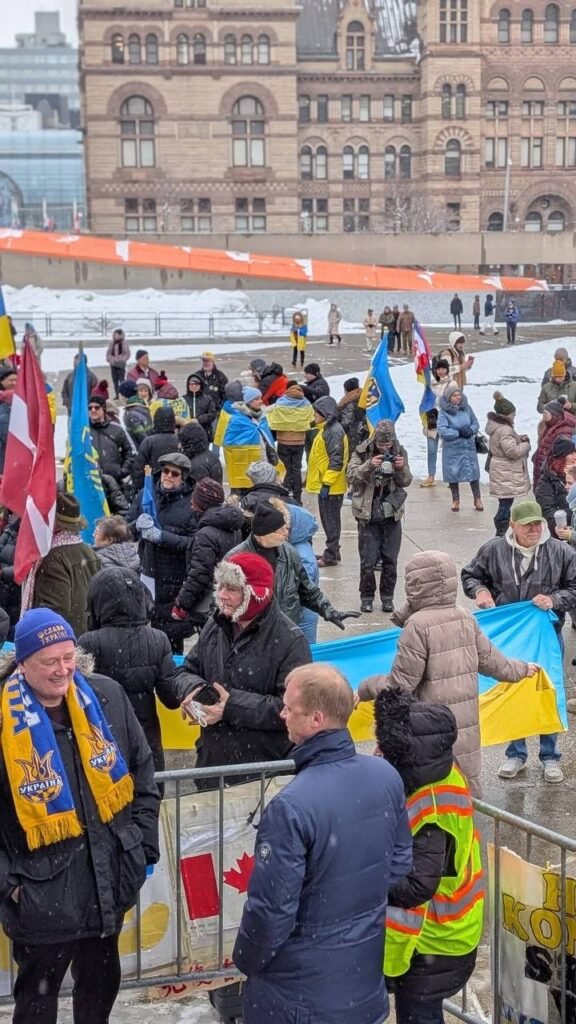 Українська громада Торонто на площі під час Rally for Ukraine