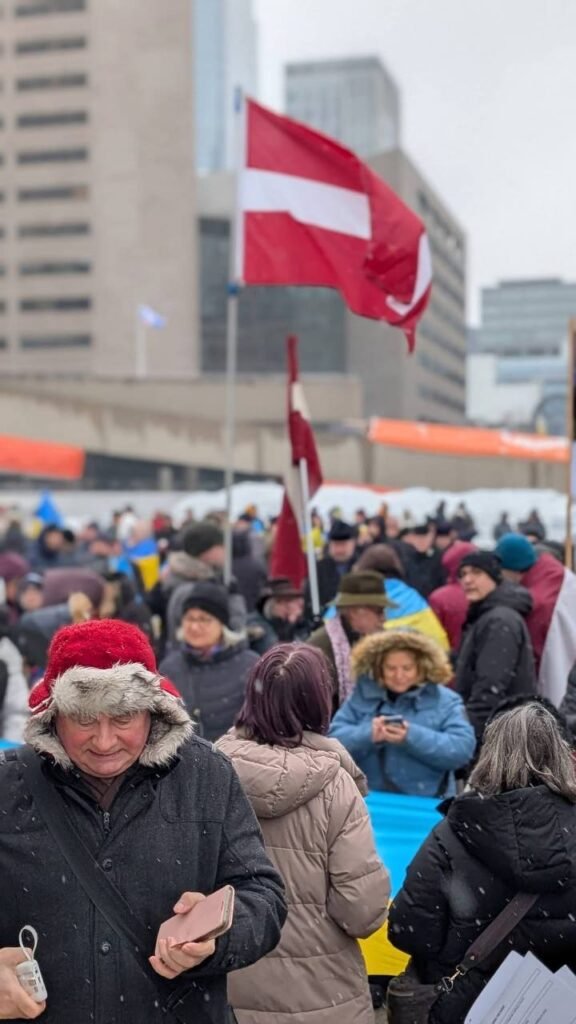Синьо-жовті прапори на мітингу Rally for Ukraine у Канаді
