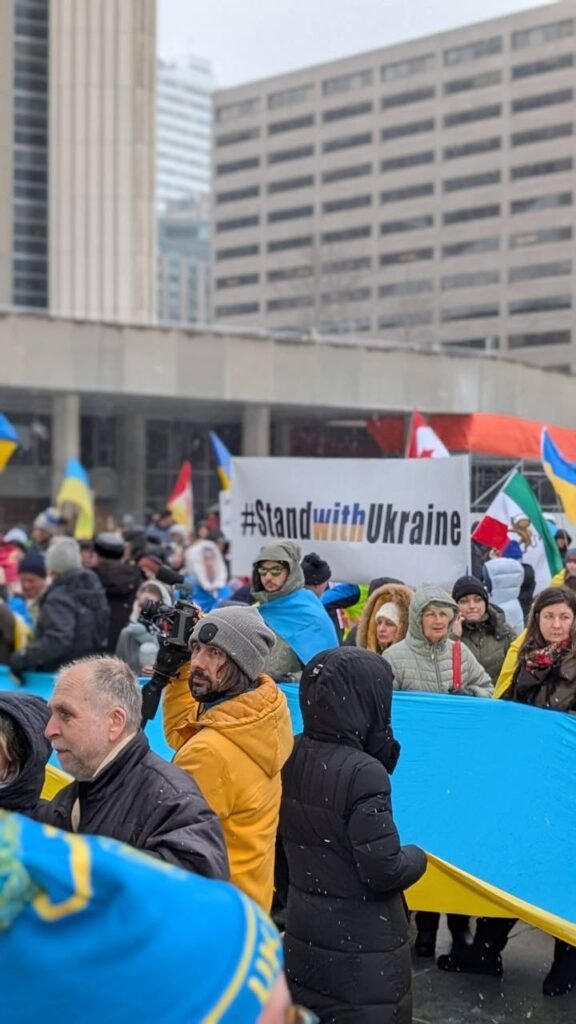 Учасники акції Rally for Ukraine з плакатами про підтримку