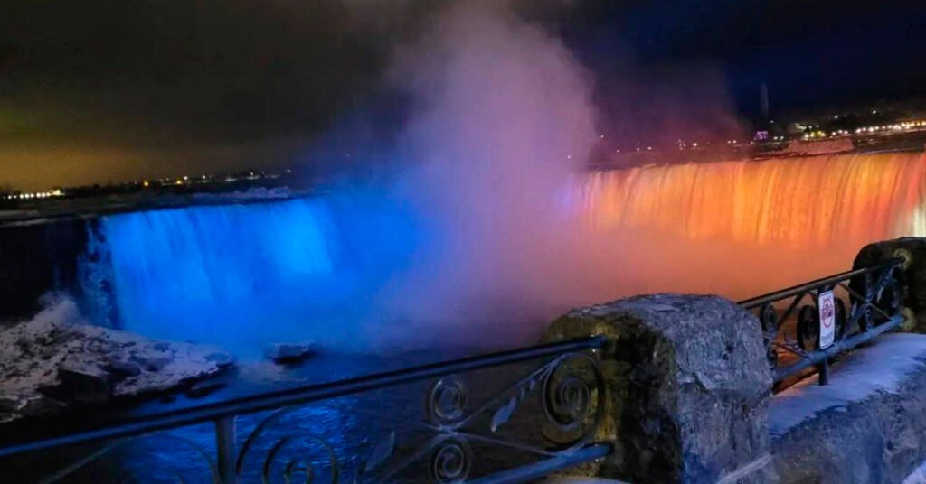 Ніагарський водоспад засяяв синьо-жовтим на знак солідарності