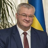 Міністр закордонних справ України Андрій Сибіга на фоні державного прапора