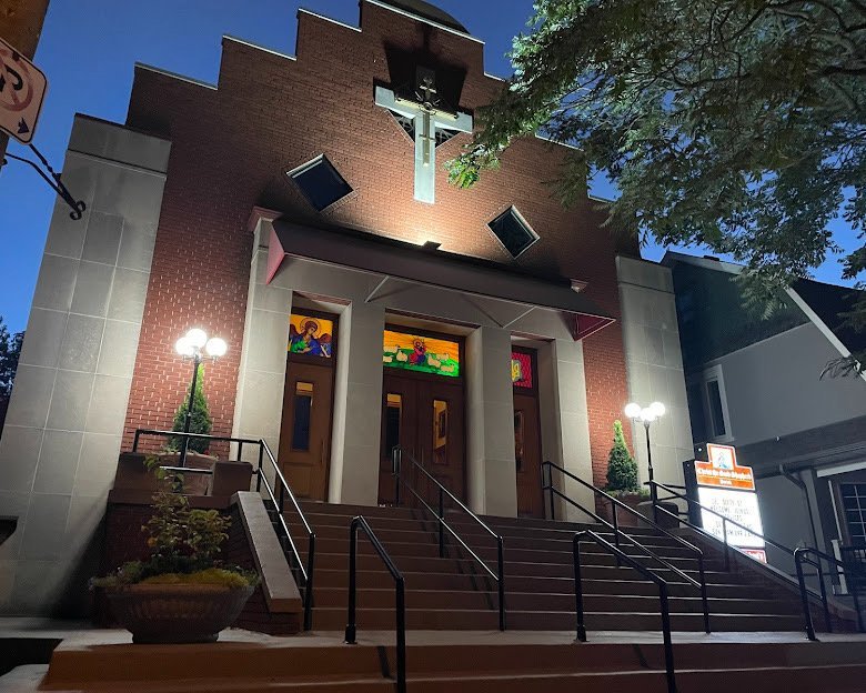 Українська церква Христа Доброго Пастиря в Торонто (Etobicoke) у вечірньому освітленні