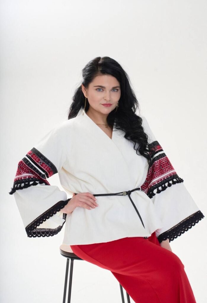 Каріна Торговецька у стильній вишиванці та червоних штанах