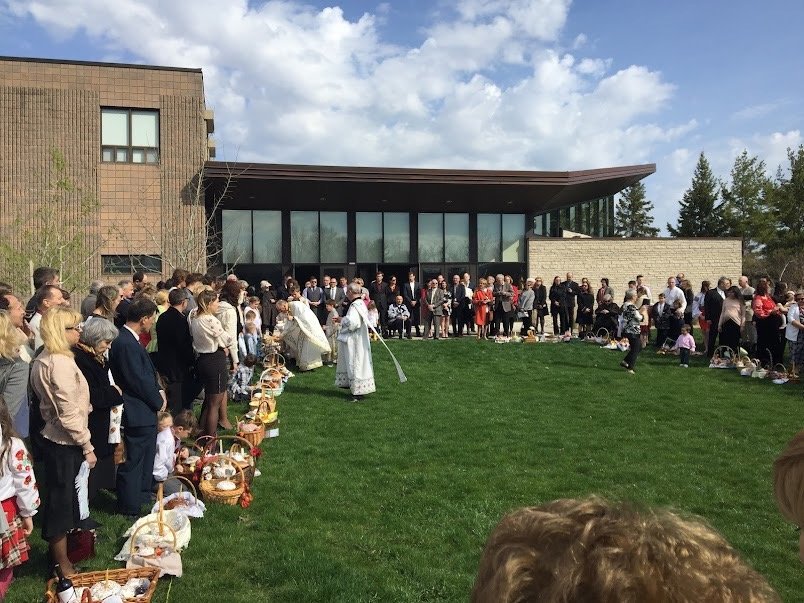 Процес освячення великодніх кошиків біля каплиці Всіх Святих Українського народу в Оквілі, Канада