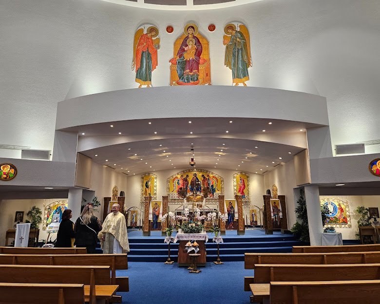 Внутрішній вигляд Української католицької церкви святого Димитрія в Етобіко з іконостасом та лавами