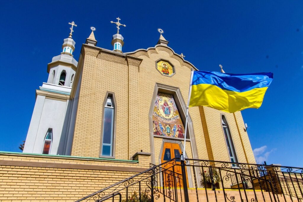Фасад Української православної церкви святого Димитрія в Торонто з українським прапором