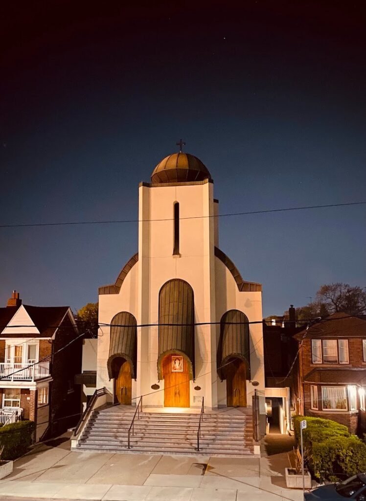 Фасад Українського греко-католицького собору святого Йосафата в Торонто ввечері