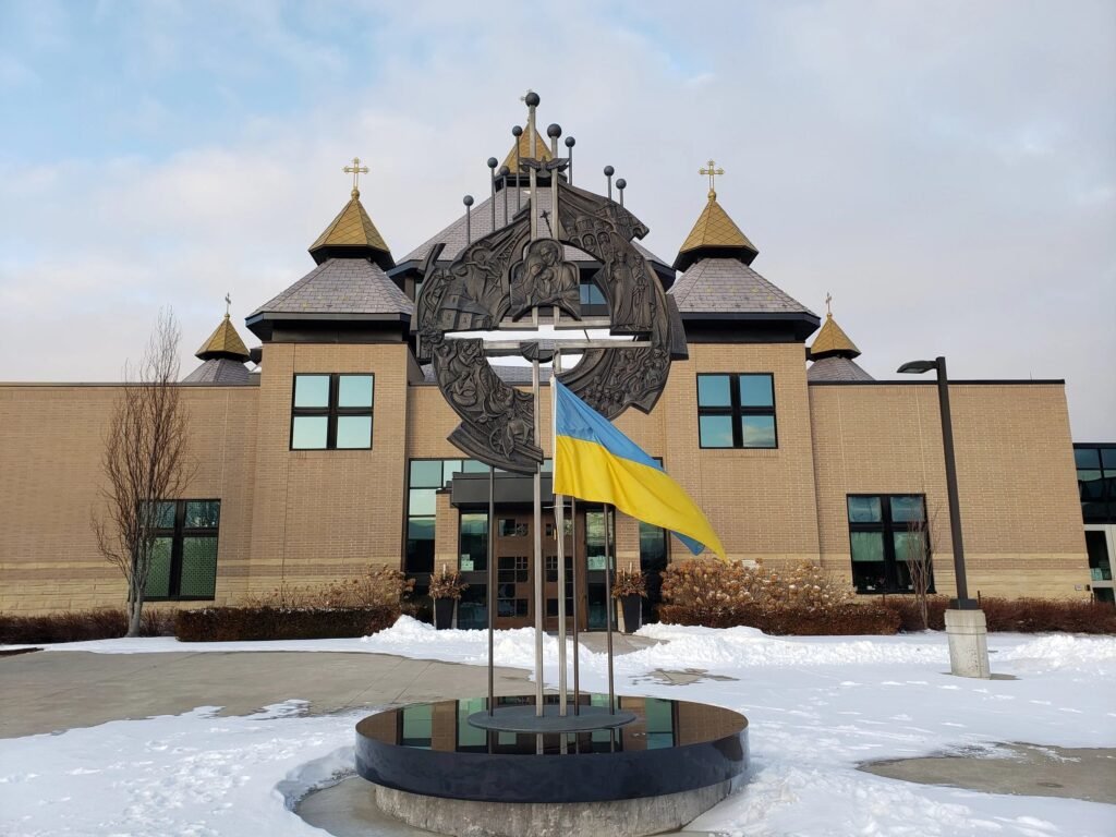 Будівля української греко-католицької церкви святого Йосифа в Оквілі з українським прапором