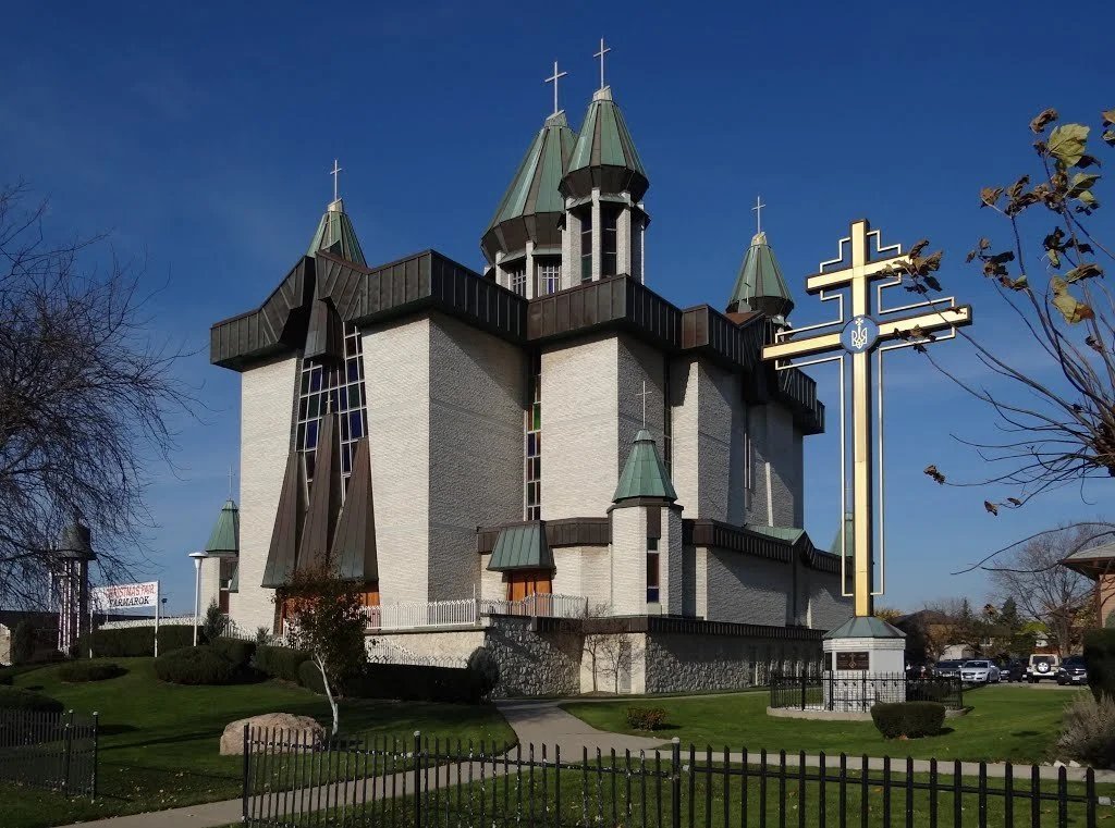 Будівля Української католицької церкви Святої Марії в Міссісазі з пам'ятним хрестом