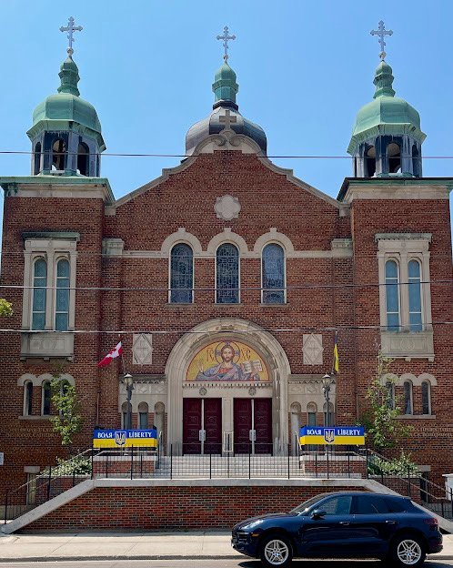 Фасад Українського православного собору святого Володимира в Торонто з українськими прапорами