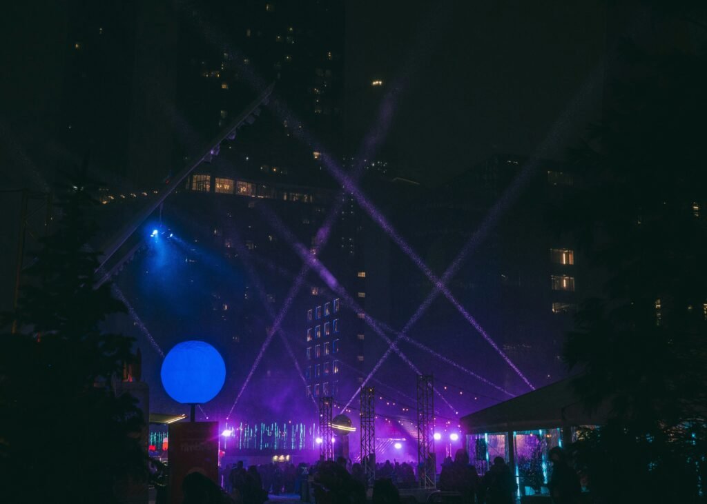 Нічне світлове шоу з фіолетовими та синіми променями на площі Place des Arts у Монреалі, Квебек.