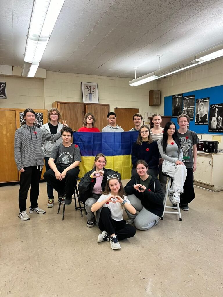 Українські учні 12-х класів у Торонто з прапором України у шкільному кабінеті