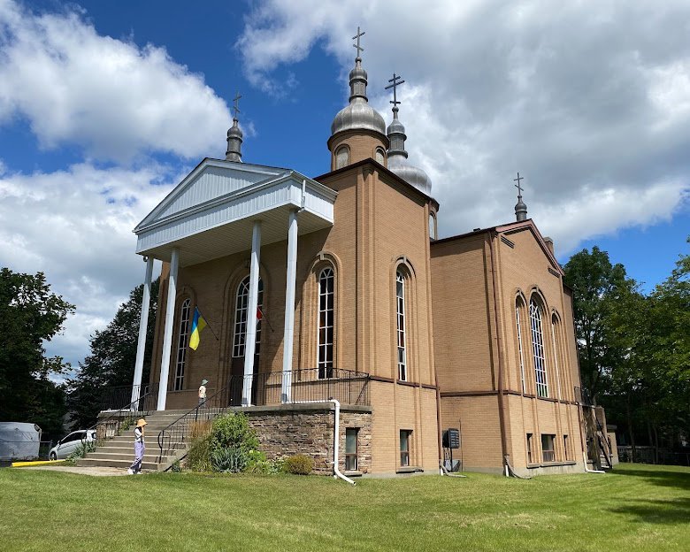 Українська православна церква святої Анни у Скарборо, Торонто, з українським прапором на фасаді.