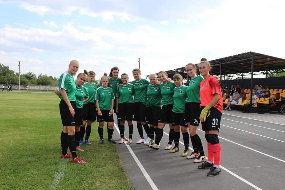 Жіноча футбольна команда у зеленій формі на стадіоні, Альона Пархоменко у складі команди Першої ліги України