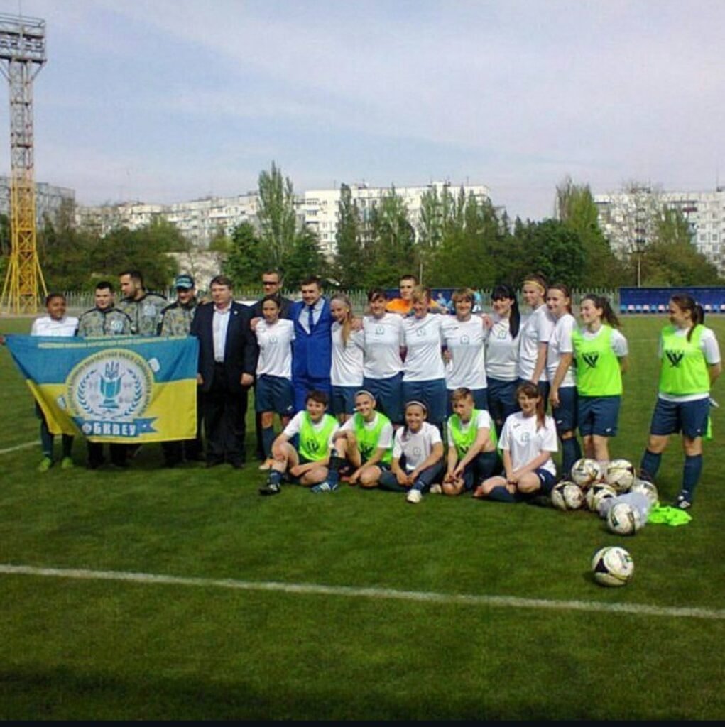 Групове фото жіночої футбольної команди Маріупольчанка на стадіоні в Маріуполі