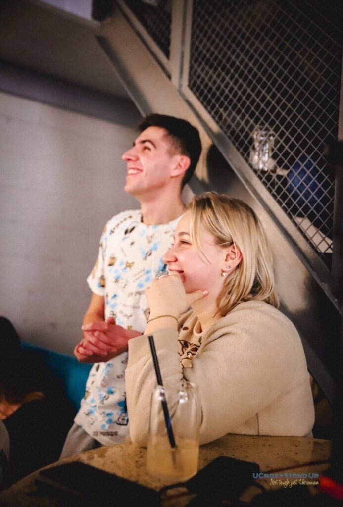 Альона Пархоменко сміється на виступі UCrazy Stand Up Comedy в Канаді