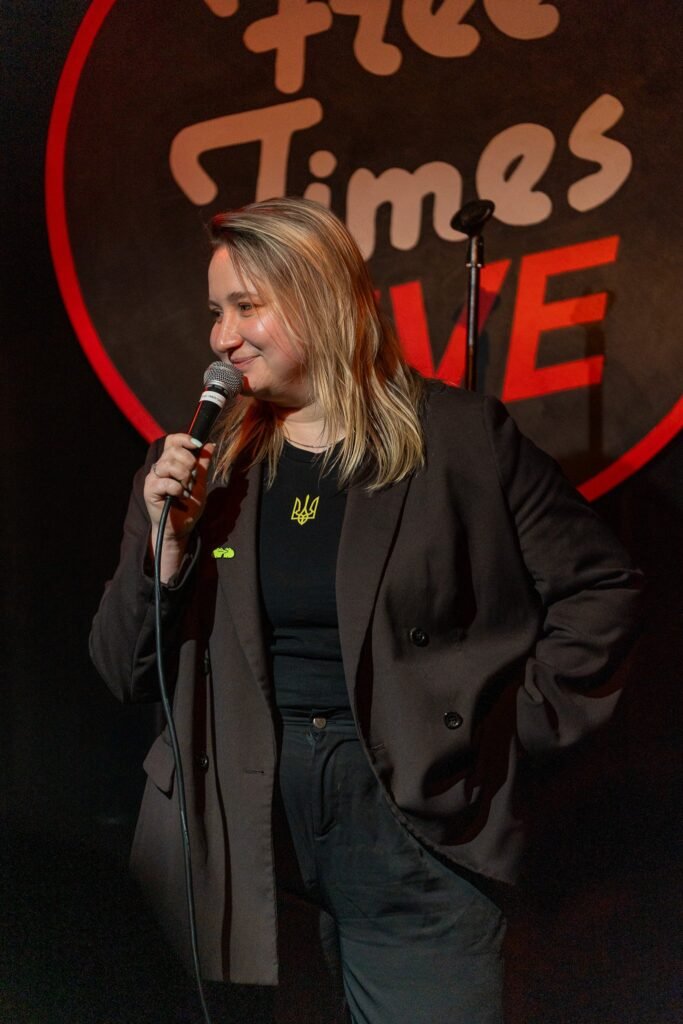Комікеса Альона Пархоменко з Маріуполя виступає на сцені UCrazy Stand Up у Канаді