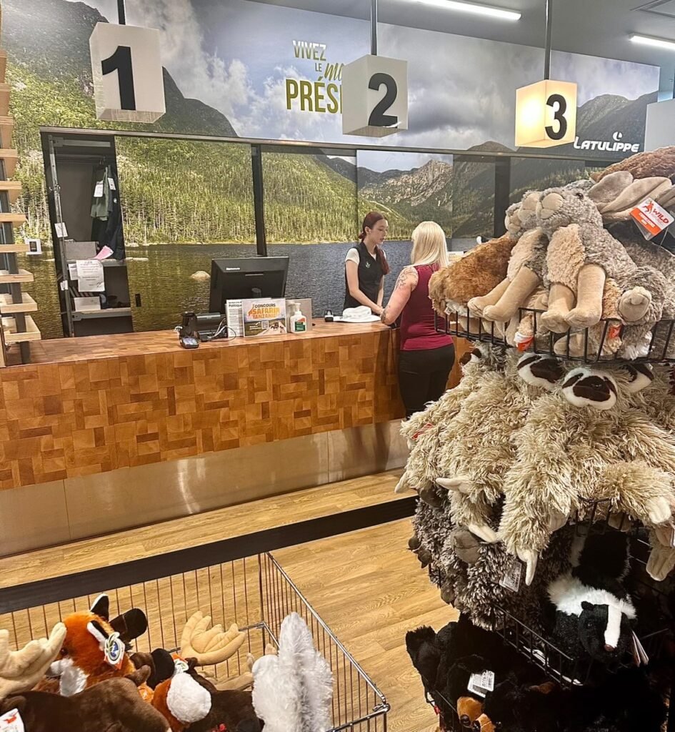 Українська дівчина Марія Сільченкова працює касиром у канадському магазині в Квебеку