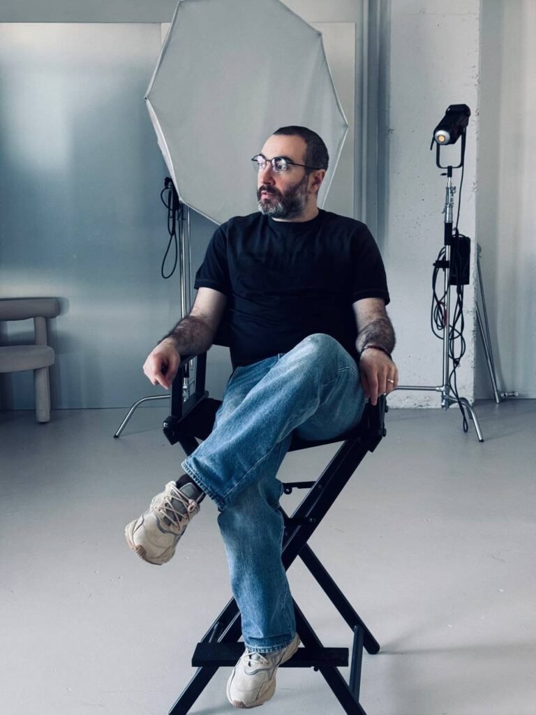 Режисер Гованес Хачатрян сидить у режисерському кріслі в кіностудії