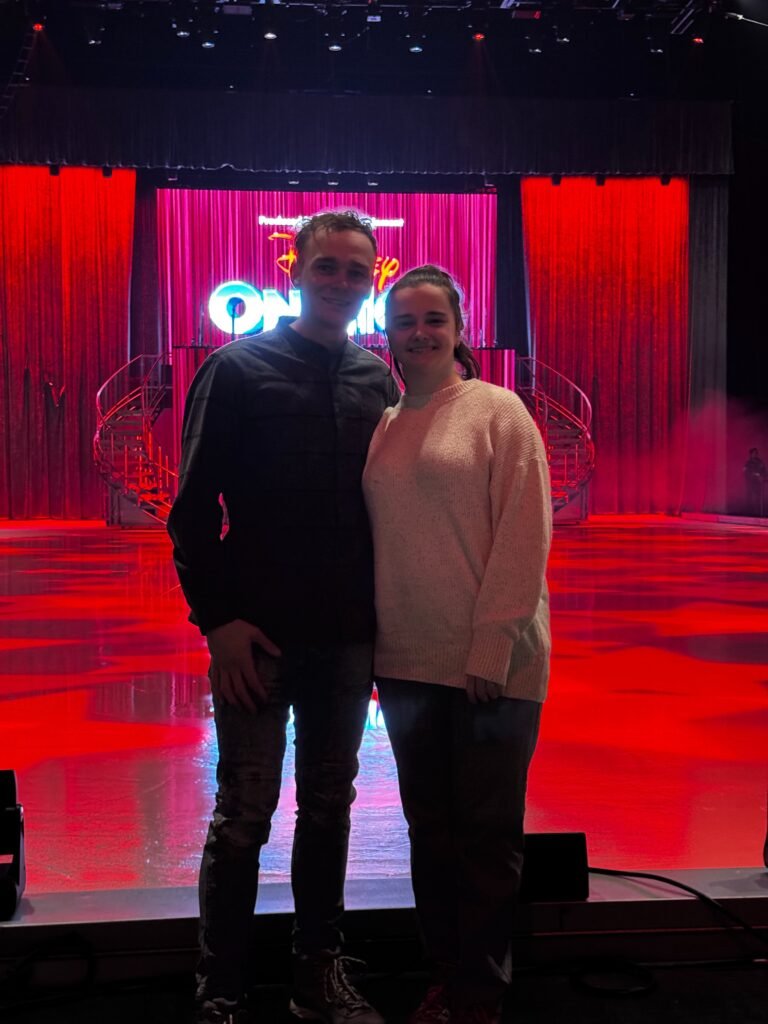 Таня Дубчак та Назар Макаренко на фоні яскравої сцени льодового шоу Disney on Ice