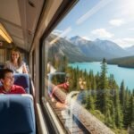 Потяг VIA Rail у горах Канади та щаслива родина під час безкоштовної подорожі