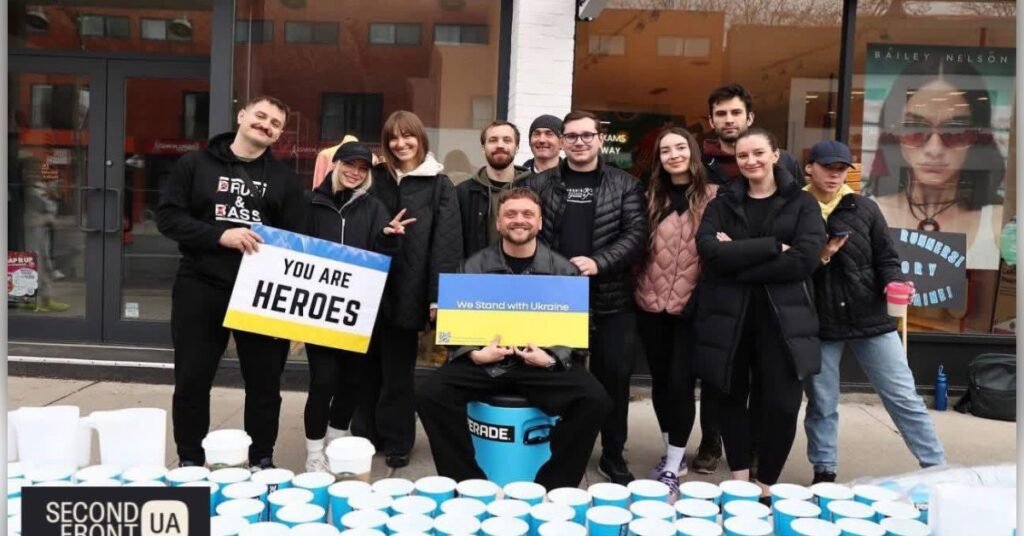 Волонтери Second Front Ukraine на водній станції під час марафону в Торонто