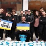 Волонтери Second Front Ukraine на водній станції під час марафону в Торонто