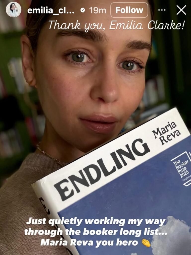 Скриншот Instagram-сторіз акторки Емілії Кларк, де вона тримає книгу Марії Реви «Endling» та схвально відгукується про неї.