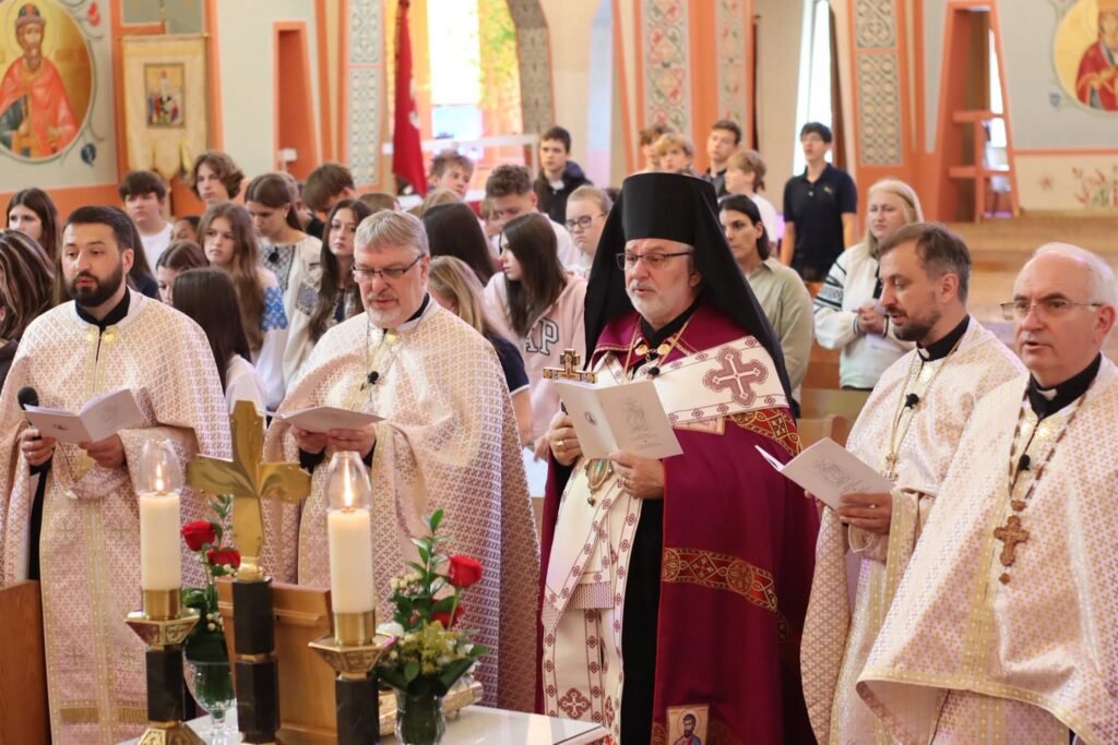 Духовенство на чолі з Владикою та молодь під час Молебня в українському католицькому соборі святого Йосафата в Торонто.