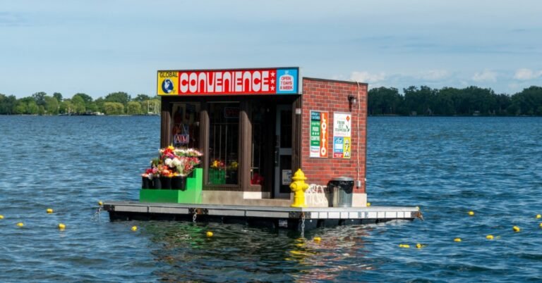 Артінсталяція Global Convenience у вигляді реалістичного магазину біля дому, що плаває на платформі посеред озера Онтаріо в Торонто.